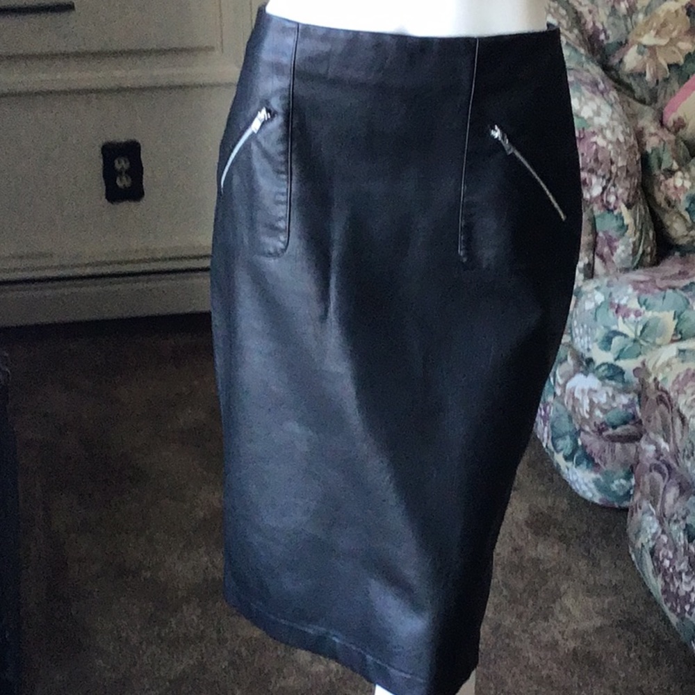 Black midi polyurethane skirt! Wash and dry!